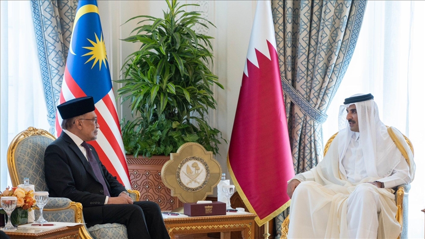 أمير قطر ورئيس وزراء ماليزيا يبحثان تعزيز العلاقات وتطورات غزة