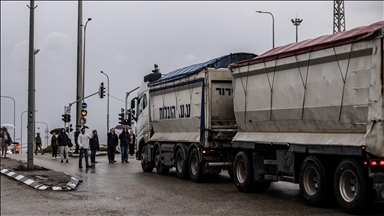 إسرائيليون يمنعون مرور شاحنات مساعدات من الضفة إلى غزة 