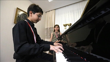 Küçük yaşta müzik eğitimine başlayan Elif ve Meriç piyanist olma yolunda ilerliyor