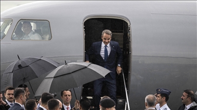رئيس الوزراء اليوناني يصل تركيا في زيارة رسمية