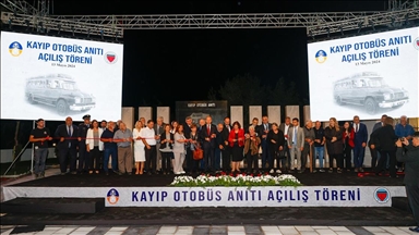 KKTC'de Rumların şehit ettiği 11 Türkü taşıyan "Kayıp Otobüs"ün anıtı açıldı