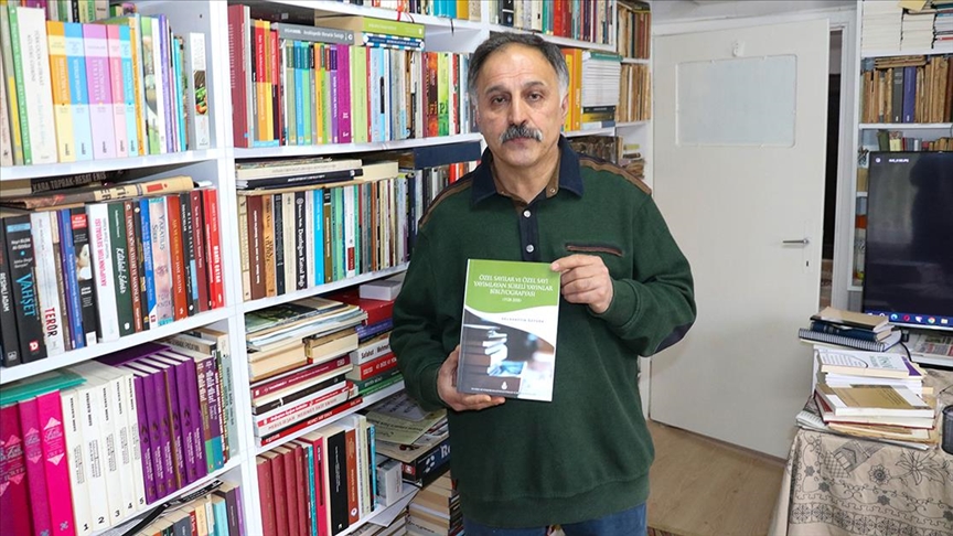 Emekli kütüphaneci 20 bin kitap ve dergiyle evini kütüphaneye dönüştürdü