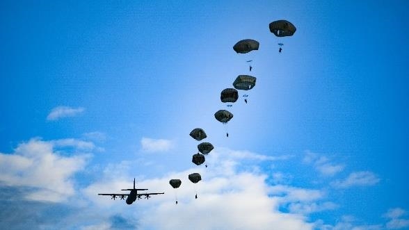 В рамках учений Swift Response-2024 в Молдове выполнены прыжки с парашютом