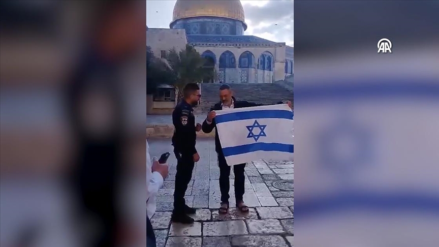 Kolonët fanatikë hebrenj bastisin Xhaminë Al Aksa dhe provokojnë duke ngritur flamurin izraelit