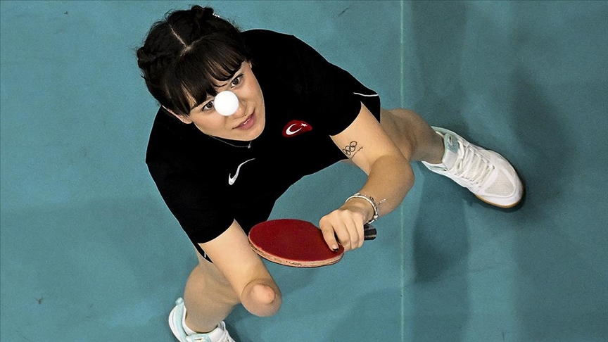 Protez eğitimi alırken tanıştığı para masa tenisinde, olimpiyat madalyası için raket sallıyor