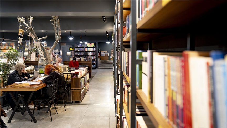Erzurum'da açılan "kitap kafe" öğrencilerin uğrak yeri oldu