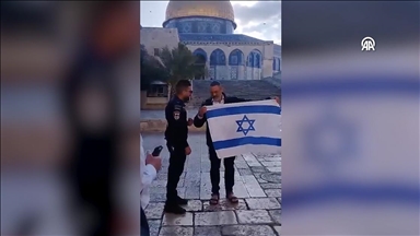 Kolonët fanatikë hebrenj bastisin Xhaminë Al-Aksa dhe provokojnë duke ngritur flamurin izraelit