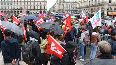 Fransa'da öğretmen sendikalarından hükümetin eğitim düzenlemelerine karşı eylem çağrısı