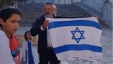 Illegal Israeli settler waves Israeli flag while storming into Al-Aqsa Mosque
