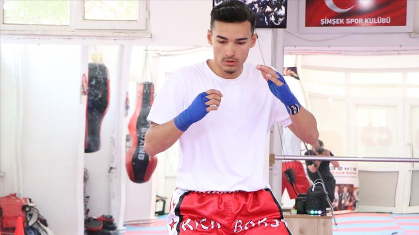 Antrenör ağabeyiyle dünya kupasına odaklanan genç kick boksçu, altın madalya hedefliyor
