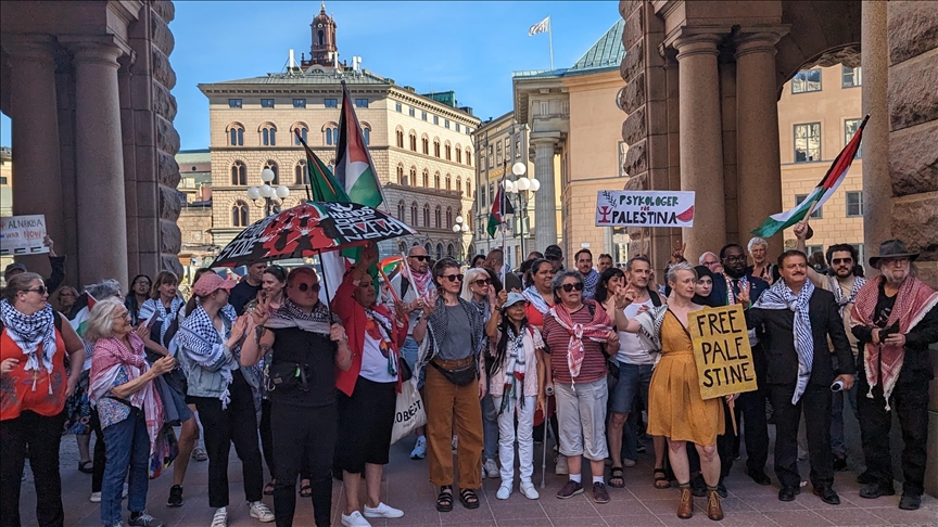 Un grupo de activistas se reúne frente al Parlamento sueco para protestar por el apoyo del gobierno a Israel