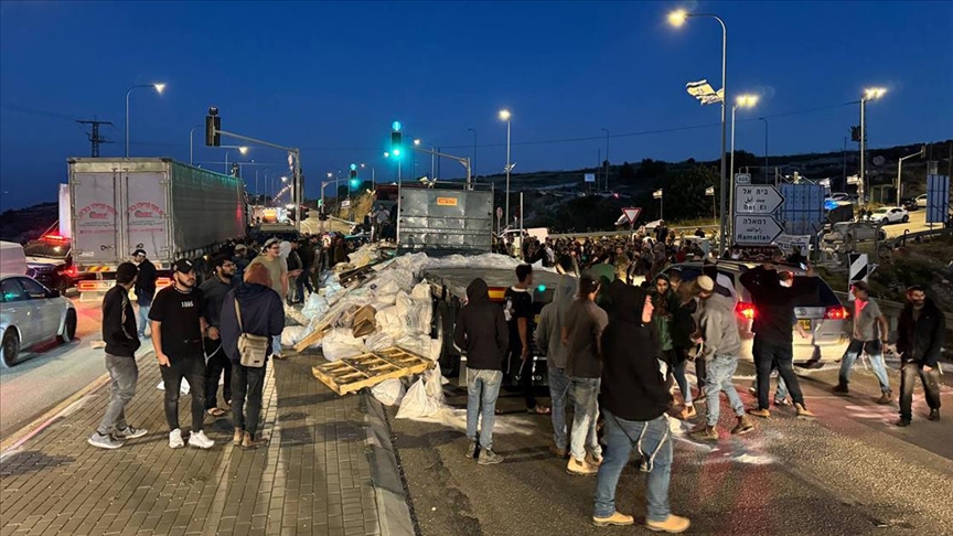 Filistin topraklarını gasp eden İsrailliler, "Gazze'ye gittiği" gerekçesiyle Batı Şeria'da gıda yüklü tıra saldırdı