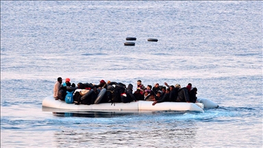 Yunanistan'ın Frontex seyrederken Midilli açıklarında düzensiz göçmenleri geri ittiği belirtildi