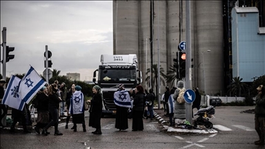 Illegal Israeli settlers block aid trucks from West Bank to besieged Gaza
