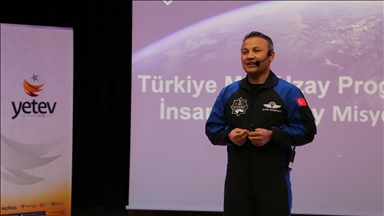 Türkiye'nin ilk astronotu Gezeravcı, İstanbul'da öğrencilerle buluştu