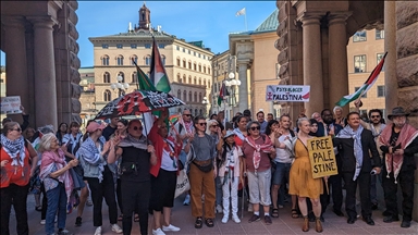 Un grupo de activistas se reúne frente al Parlamento sueco para protestar por el apoyo del gobierno a Israel