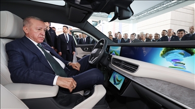 الرئيس أردوغان يتفحص النموذج الجديد لسيارة "توغ" المحلية