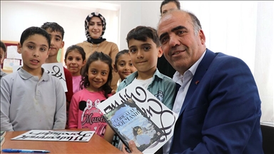 Sınıf öğretmeni Ormanoğlu, yazdığı kitaplarla kırsaldaki çocuklara okuma sevgisi aşılıyor
