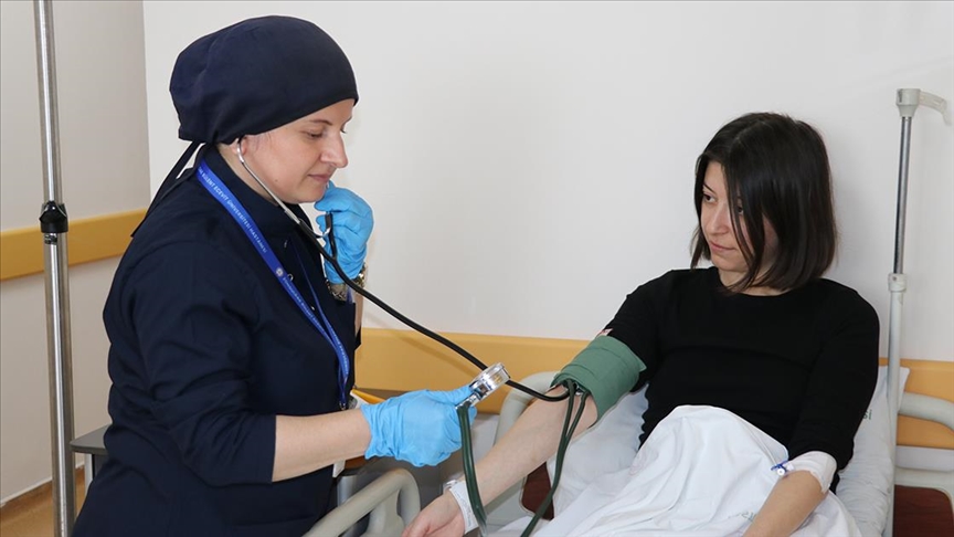 Kovid-19 nedeniyle erken doğum yapan hemşire artık hastalarına daha özveriyle yaklaşıyor