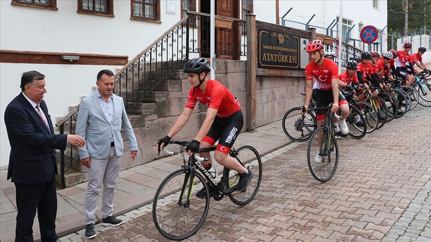 Samsun'dan Ankara'ya bayrak ve toprak taşıyan bisikletliler Havza'yı geçti