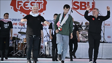 Bakan Bak’tan milli sporcu Necmettin Erbakan Akyüz ve Rektör Aydın ile “dabke” dansı