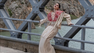 Anadolu’nun coğrafi işaretli kumaşlarıyla tasarlanan kıyafetler Karanlık Kanyon'da sergilendi