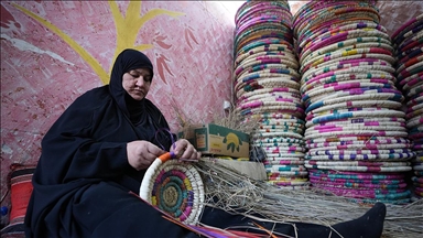 Irak'taki bir köyde kadınların neredeyse tamamı hasırcılık yapıyor