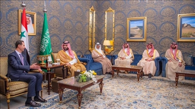 ولي عهد السعودية يلتقي رئيس النظام السوري على هامش قمة المنامة