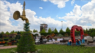 Konya'da 395 bin çiçeğin bulunduğu bahçe ziyaretçilerini ağırlamaya hazırlanıyor