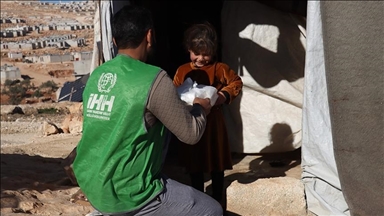Турецкие благотворители регулярно обеспечивают жителей платочных лагерей Идлиба хлебом