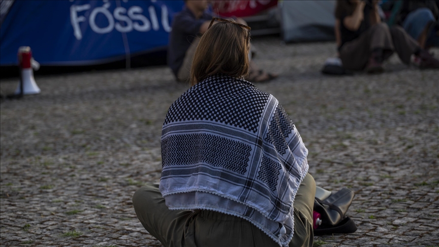 Pro-Palestine, climate activists occupy Ministry of Foreign Affairs in Lisbon