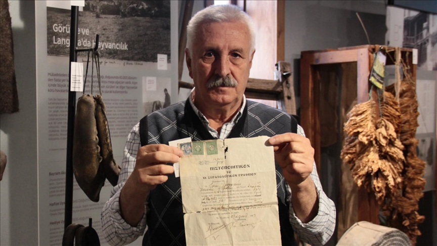 Mübadil atalarının eşyalarını 25 yılda bir araya getirdi