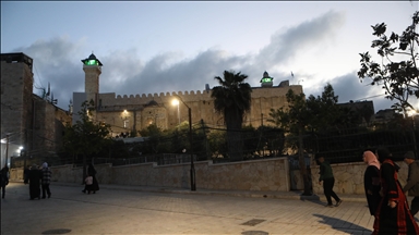 الجيش الإسرائيلي يقتحم المسجد الإبراهيمي ويمنع أذان المغرب