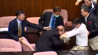 Tayvan'da reform tartışmaları nedeniyle Yasama Meclisi üyeleri kürsü önceliği için kavga etti