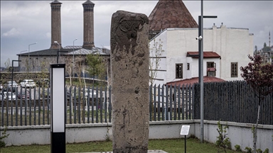 Ön Türklerden kalma 6 tonluk dikili taş Erzurum Müzesi'nde sergileniyor