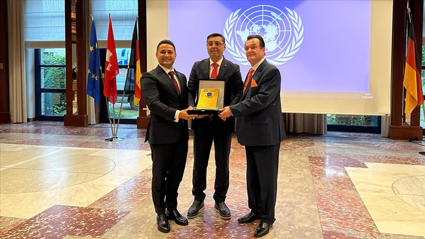 Almanya'da Uluslararası Diplomatlar Birliği'nden AK Parti İstanbul Milletvekili Bayram'a "Barış Elçisi" ödülü