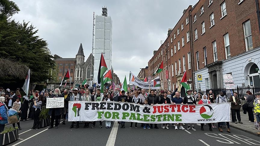 “أوقفوا الإبادة”.. متظاهرون في أيرلندا يتضامنون مع غزة