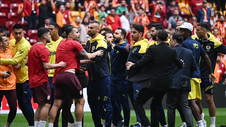 Galatasaray-Fenerbahçe derbisi öncesi futbolcular arasında gerginlik çıktı