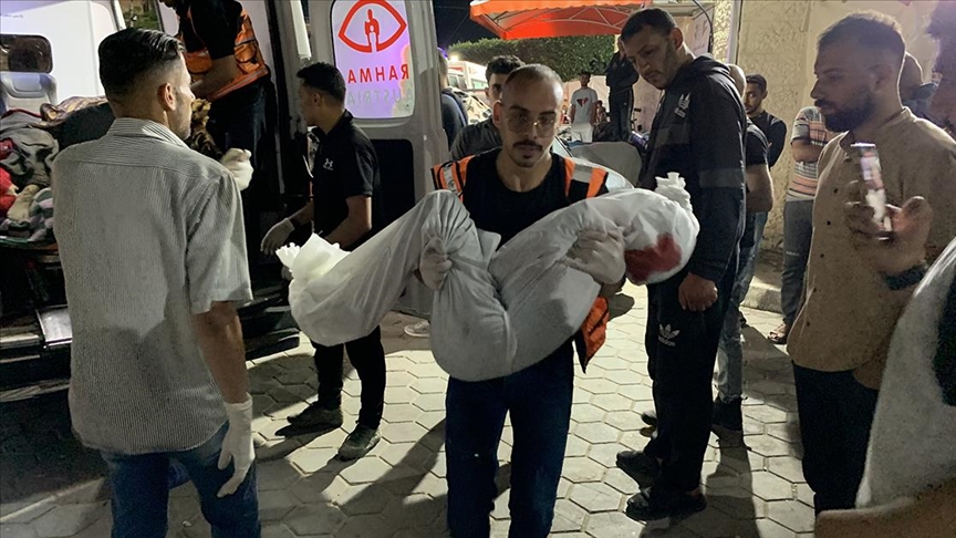 İsrail'in gece boyu Gazze'ye saldırılarında biri gazeteci onlarca Filistinli hayatını kaybetti