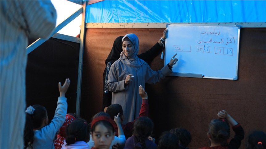 “الصف التعليمي”.. مبادرة تعيد أطفال مركز إيواء بغزة لمقاعد الدراسة