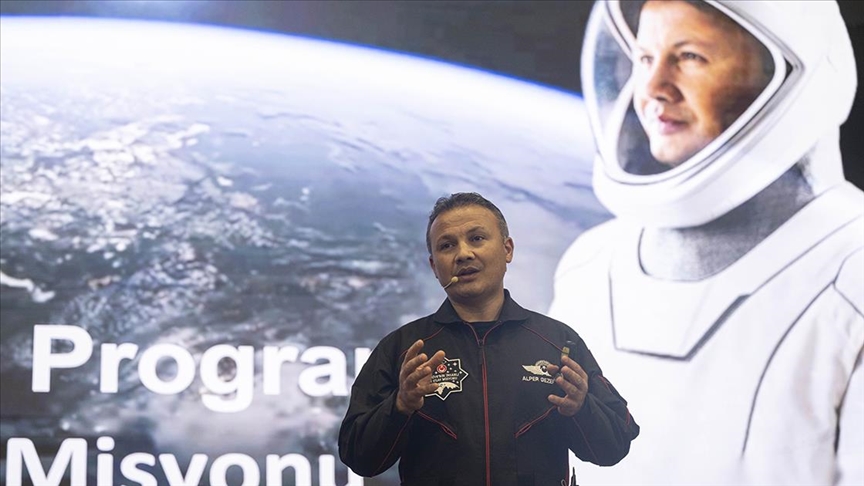 Türkiye'nin ilk astronotu Gezeravcı, şehit ve gazi yakını gençlerle buluştu: Uzayda hak ettiğimizi alacağız