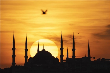 Волшебна глетка на „Златен час“ на небото над Сината џамија во Истанбул
