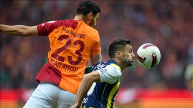 Galatasaray-Fenerbahçe derbisinde, Okan Buruk tek değişikliğe giderken İsmail Kartal zorunlu 2 değişiklik yaptı