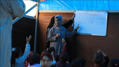 "الصف التعليمي".. مبادرة تعيد أطفال مركز إيواء بغزة لمقاعد الدراسة