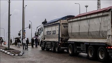 مستوطنون إسرائيليون يعترضون شاحنات تحمل مساعدات لغزة 