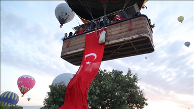 پرواز بالن‌های مزین به پرچم ترکیه در کاپادوکیا به مناسبت 19 مه؛ یادروز آتاترک و عید جوانان و ورزش