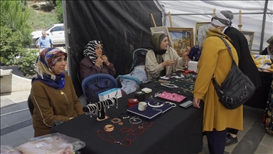 Kahramanmaraşlı afetzede kadınlar, kurslarda ürettikleri ürünlerin satışıyla aile bütçesine katkı sağlıyor