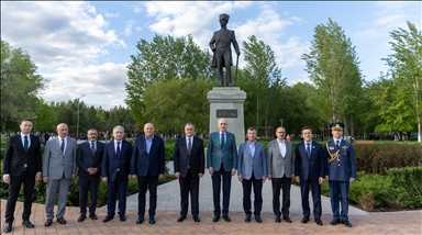 TBMM Başkanı Kurtulmuş, Astana'daki Atatürk Anıtı'nı ziyaret etti