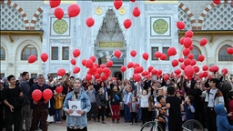 بالونات حمراء تعانق سماء إسطنبول تضامنا مع فلسطين