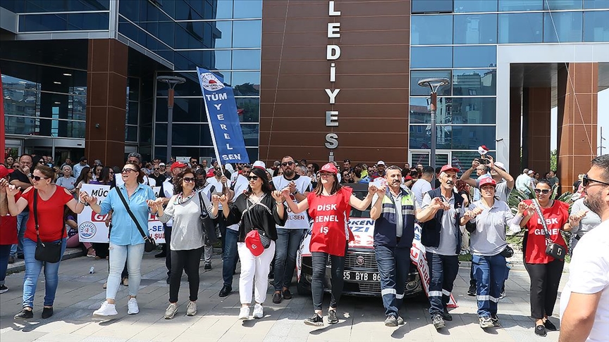 İzmir'de maaşlarını eksik alan belediye çalışanları eylemlerini sürdürüyor